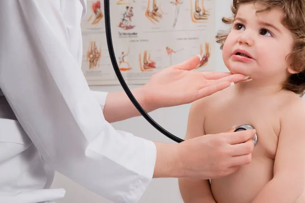 Medico Visita Bambina Con Stetoscopio Ospedale — Foto Stock
