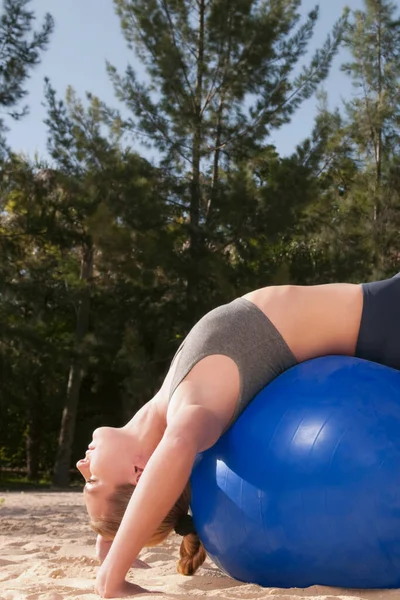 Mujer Joven Haciendo Ejercicios Yoga Playa —  Fotos de Stock