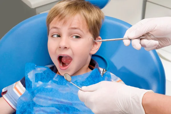 Mały Chłopiec Bada Zęby Jej Dziecka — Zdjęcie stockowe
