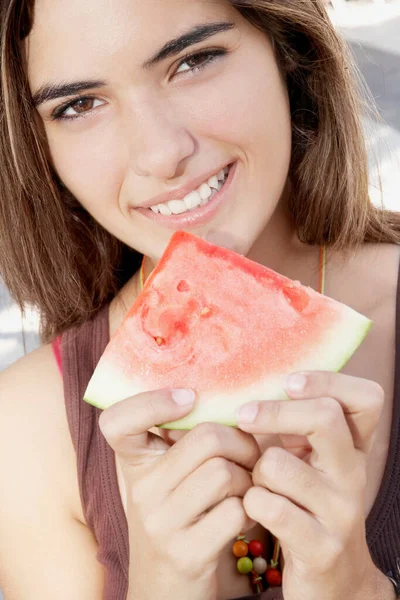 Junge Frau Isst Wassermelone — Stockfoto