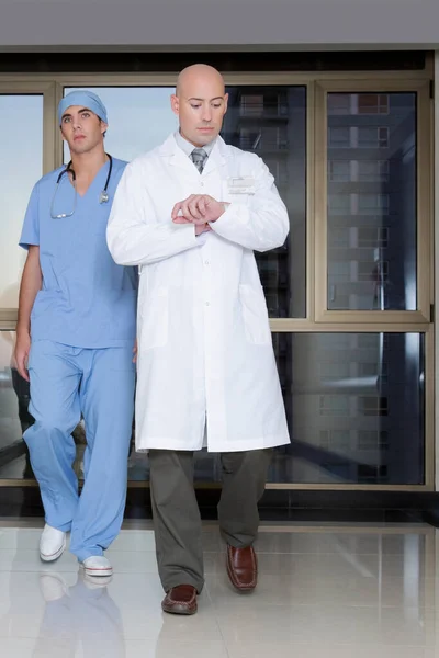 Portret Pielęgniarki Lekarza Stojącego Korytarzu — Zdjęcie stockowe
