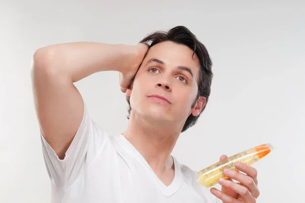 Beyaz Arka Planda Diş Fırçası Olan Genç Bir Adam — Stok fotoğraf