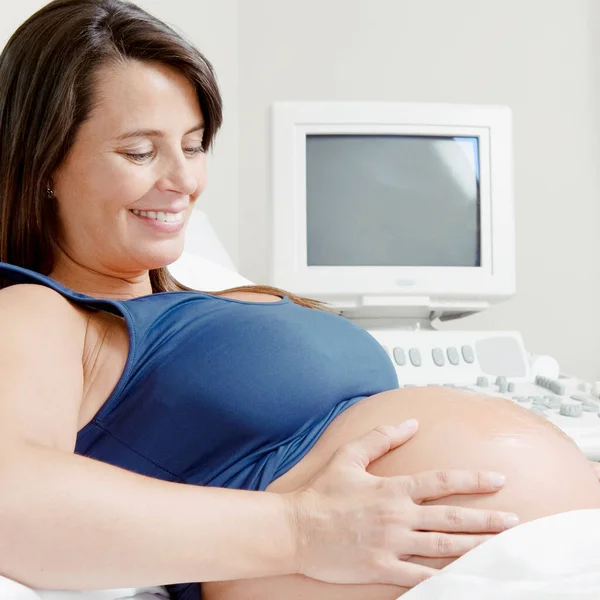 Mujer Embarazada Sentada Suelo Mirando Cámara — Foto de Stock
