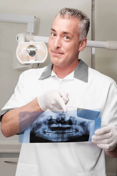 Портрет Улыбающегося Врача Осматривающего Рентген Зубов — стоковое фото