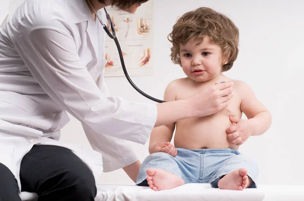 Médico Examinando Menino Com Estetoscópio — Fotografia de Stock