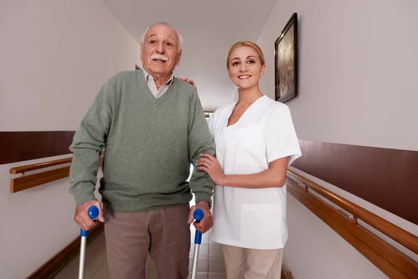 Senior Koppel Met Krukken Het Ziekenhuis — Stockfoto