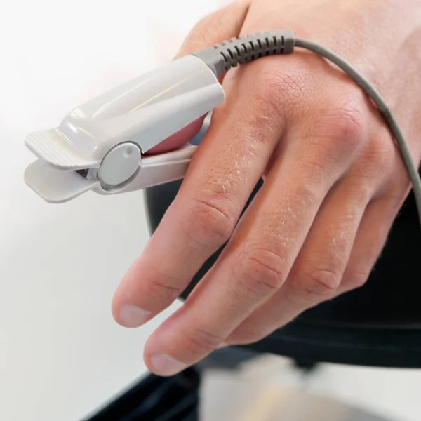 Mano Hombre Con Enchufe Usb Blanco — Foto de Stock