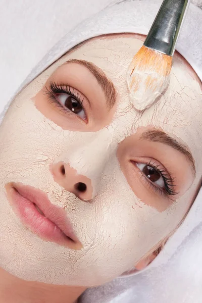 Mulher Aplicando Máscara Cosmética Rosto — Fotografia de Stock