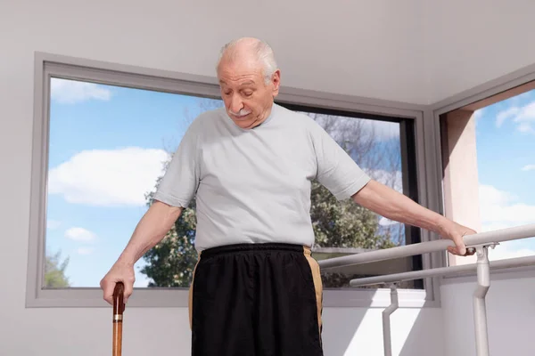 Senior Man Met Een Baard Een Wit Shirt Achtergrond Van — Stockfoto