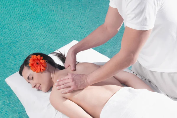Ung Kvinna Får Massage Spasalong — Stockfoto