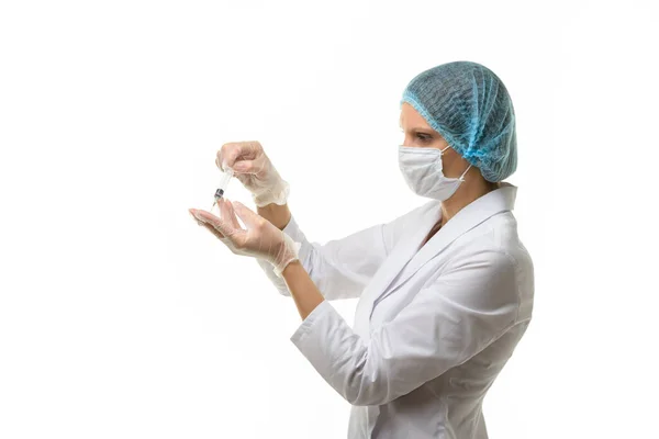 Γιατρός Παίρνει Φάρμακο Σύριγγα Από Φύσιγγα Απομονωμένη Λευκό Φόντο — Φωτογραφία Αρχείου