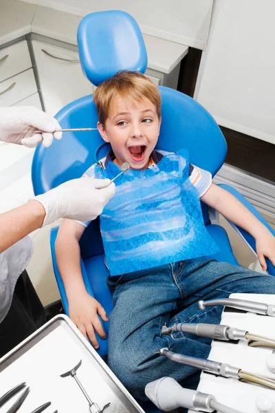 Petit Garçon Avec Des Dents Bleues Dans Chaise Dentiste — Photo