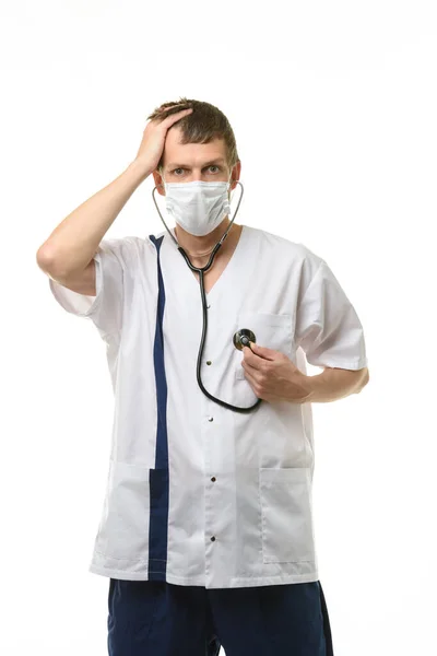 Doutor Uma Máscara Escuta Seu Coração Com Outra Mão Segura — Fotografia de Stock