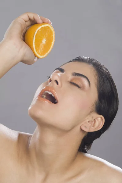 Close_Up Woman Squeezing Juice Half Orange Her Mouth — Stock Photo, Image