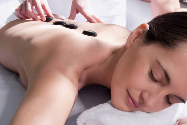 Giovane Donna Che Riceve Massaggio Salone Spa — Foto Stock