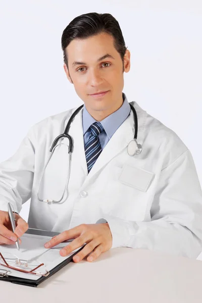 Portrét Mužského Lékaře Stetoskopem Schránkou Bílém Pozadí — Stock fotografie