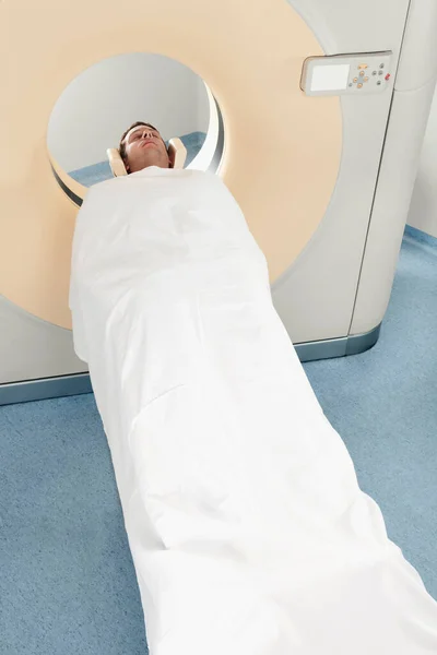 Joven Con Una Túnica Blanca Abrigo Azul Acostado Una Cama — Foto de Stock