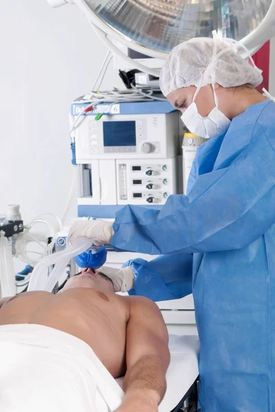 Médico Examinando Paciente Enfermaria Hospitalar — Fotografia de Stock