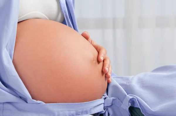 Gravid Kvinna Med Sitt Barn Sängen — Stockfoto