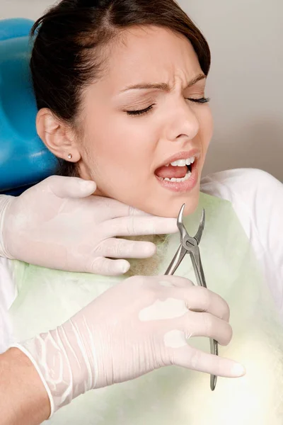 Jonge Vrouw Met Tandzijde — Stockfoto