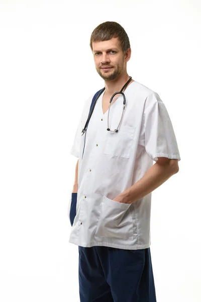 Erkek Bir Doktorun Portresi Elleri Ceplerine Sıkışmış Boynunda Bir Fonendoskop — Stok fotoğraf
