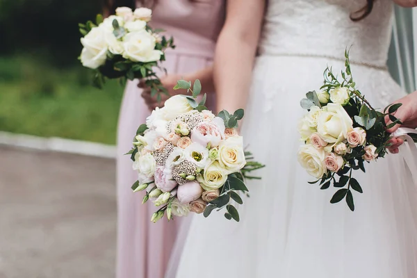 Novia Vestido Blanco Está Celebrando Ramo Bodas Con Damas Honor —  Fotos de Stock