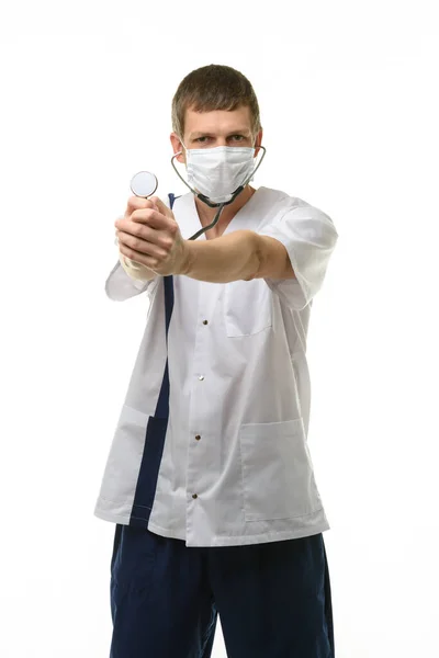 Médico Mascarado Segurando Cabeça Fonendoscópio Frente Dele Isolado Fundo Branco — Fotografia de Stock