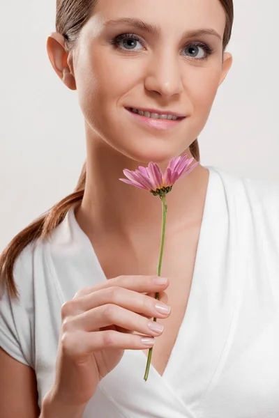 Vacker Ung Kvinna Med Bukett Blommor — Stockfoto