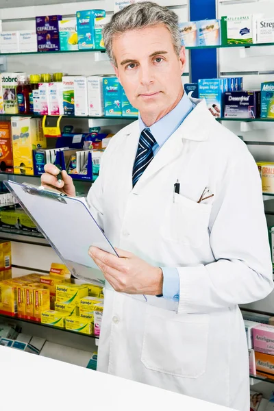 Portret Farmaceuty Podkładką Aptece — Zdjęcie stockowe