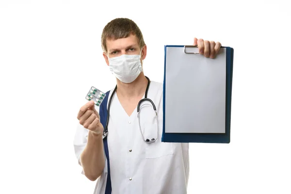Medico Mostra Una Compressa Con Foglio Carta Bianca Nella Cornice — Foto Stock