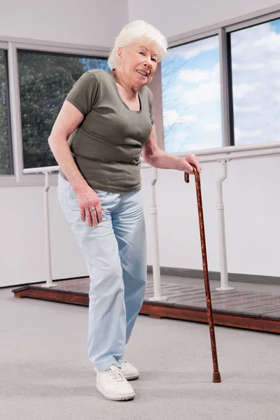 Senior Vrouw Met Krukken Het Ziekenhuis — Stockfoto