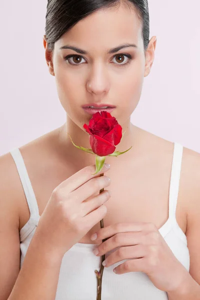 赤いバラの花を持つ美しい若い女性 — ストック写真