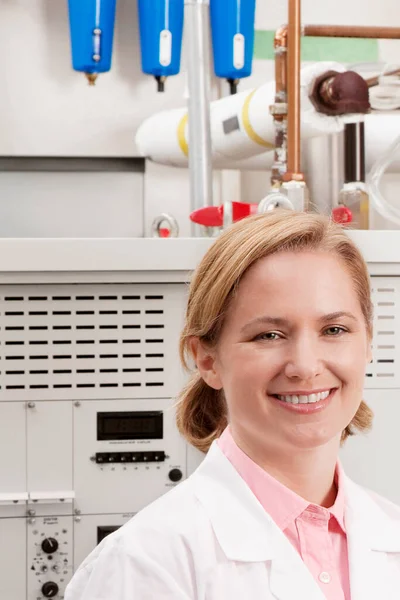 Retrato Una Científica Mirando Cámara Laboratorio — Foto de Stock