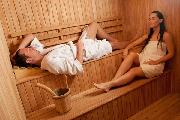 Jeune Couple Relaxant Sauna — Photo