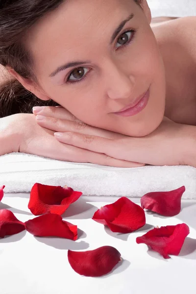 Schöne Junge Frau Mit Roter Rose — Stockfoto