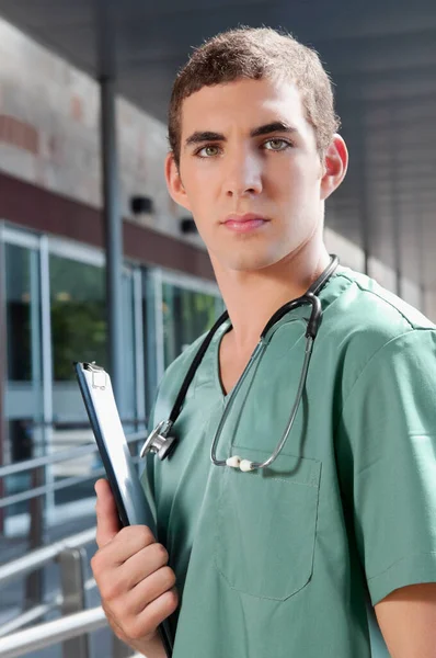 Retrato Joven Médico Con Estetoscopio Hospital —  Fotos de Stock