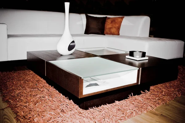 テーブルと椅子のある部屋のモダンなインテリア — ストック写真