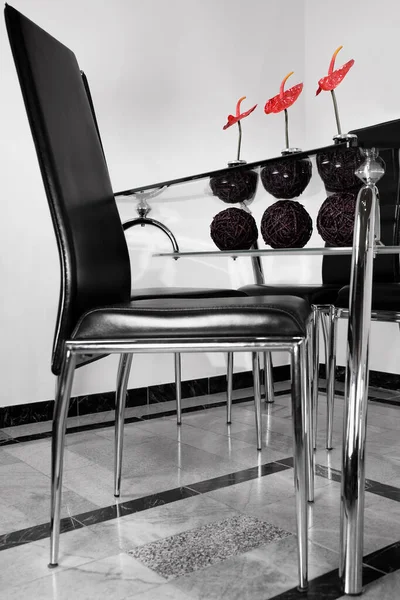 椅子のある美しいインテリアの白黒写真です — ストック写真