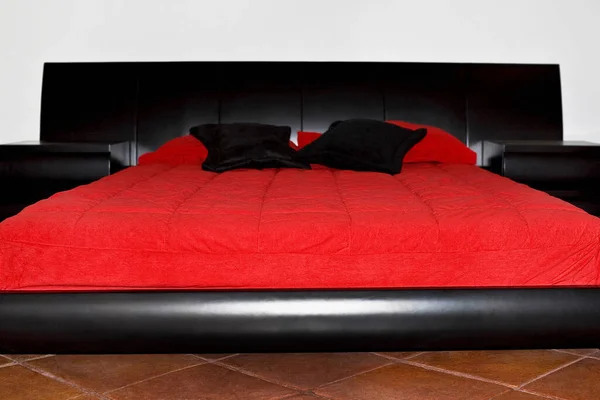 Almofada Vermelha Sofá Sala Estar — Fotografia de Stock