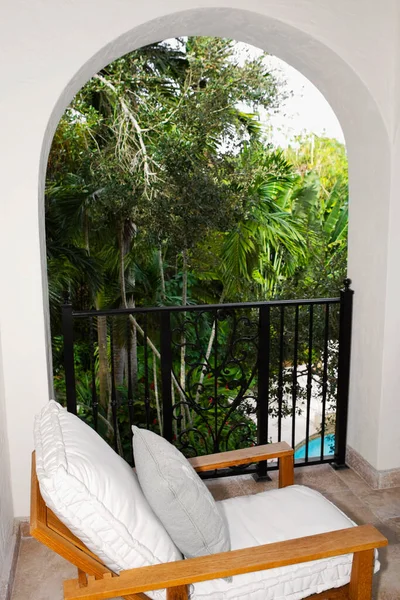 Hermosa Habitación Hotel Lujo Con Plantas Verdes Sillas Madera — Foto de Stock