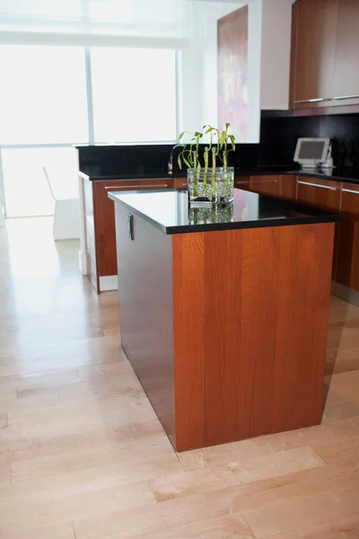 Interior Dapur Modern Dengan Lantai Kayu Dan Dinding Putih — Stok Foto
