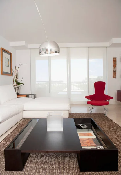 現代的なインテリアデザイン リビングルーム アパート 快適なベッドルーム ダイニング テーブル ソファ — ストック写真