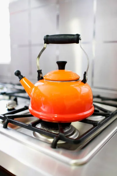 Mutfak Masasında Gaz Sobası Olan Bir Çaydanlık — Stok fotoğraf