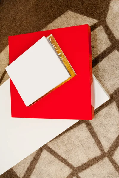 Пустая Карточка Конвертом Красными Конвертами Коричневом Фоне — стоковое фото
