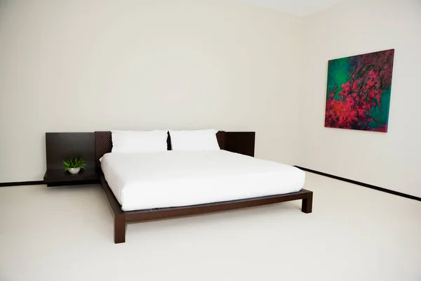 Beyaz Kırmızı Yataklı Yatak Odasının Modern Tasarımı — Stok fotoğraf