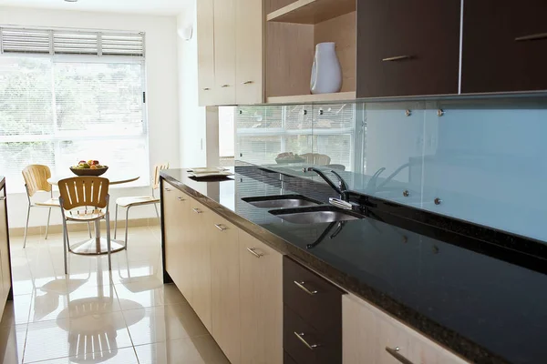 Moderne Keuken Met Witte Muren Houten Vloer Een Groot Raam — Stockfoto