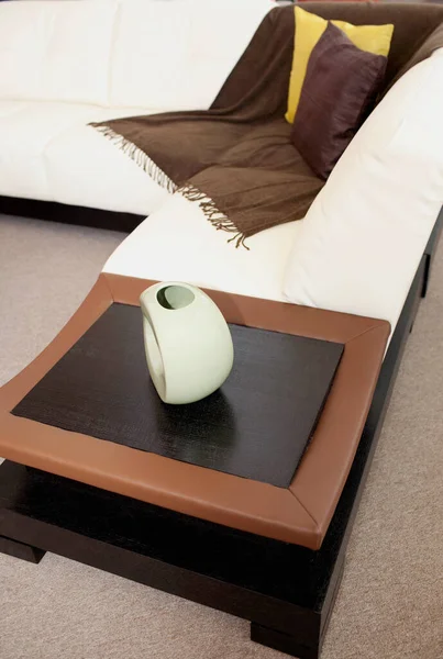 ベッドの上に枕付きのモダンな快適なソファ — ストック写真
