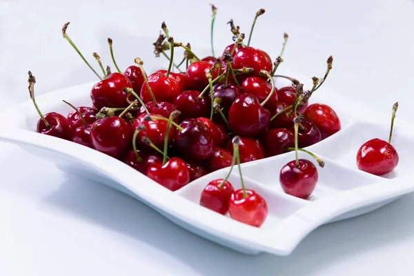 Cerises Fraîches Dans Bol Sur Fond Blanc — Photo