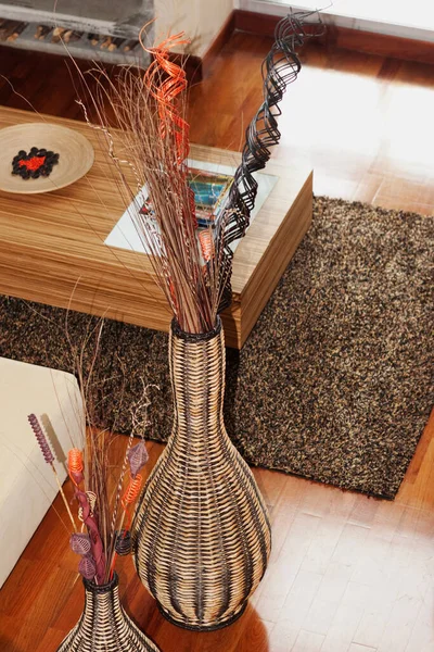 Intérieur Une Table Bois Avec Panier Osier Vase Fleurs — Photo