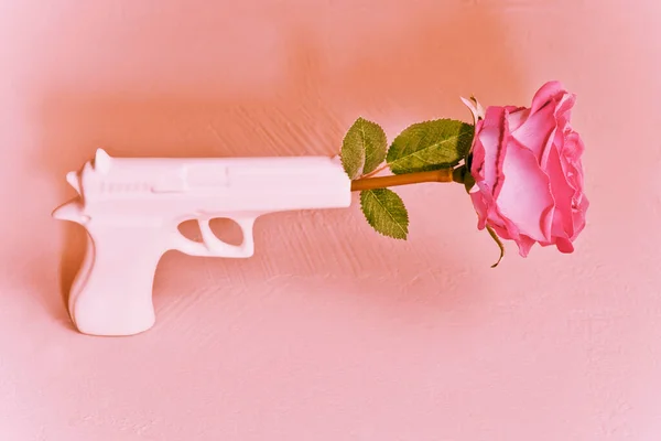 Rosa Rosa Con Cuore Rosso Sfondo Bianco — Foto Stock